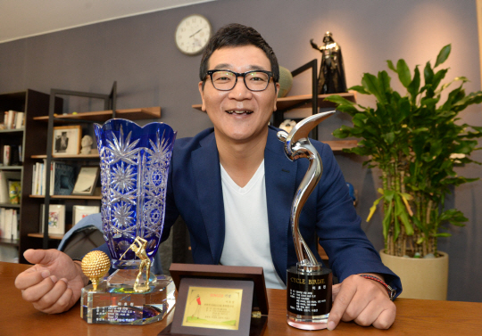 이호진 대표가 지난 15일 서울 강남구 테헤란로 사옥 집무실에서 73타를 친 뒤 한꺼번에 받은 3개의 기념패에 대해 설명하고 있다.     김동훈 기자 dhk@