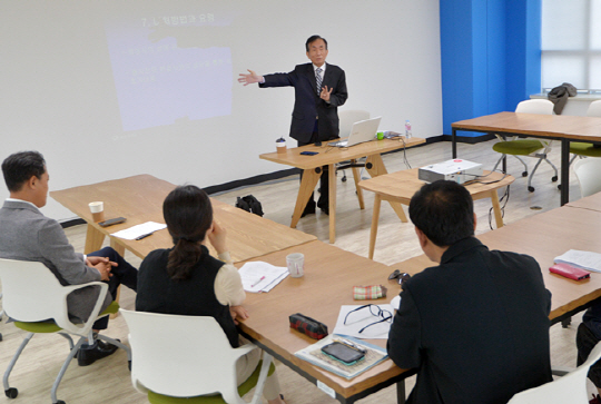 지난 6일 서울 은평구에 위치한 서울시50플러스 서부캠퍼스 강의실에서 김한 변호사가 ‘성범죄와 법적 문제’를 주제로 무료 강연을 하고 있다.  김낙중 기자 sanjoong@