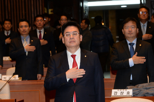 자유한국당 정우택(앞줄) 원내대표와 소속 의원들이 24일 오전 국회에서 열린 의원총회에서 국민의례를 하고 있다.