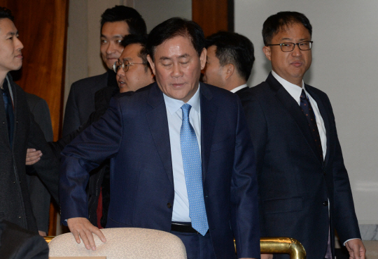 박근혜 정부 시절 국가정보원으로부터 특수활동비를 받은 의혹으로 검찰 소환 조사를 앞둔 최경환 자유한국당 의원이 24일 서울 여의도 국회에서 열린 의원총회에 입장하고 있다.