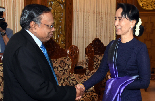 아웅산 수지(오른쪽) 미얀마 국가자문이 23일 미얀마 수도 네피도 외교청사에서 마흐무드 알리(왼쪽) 방글라데시 외무장관을 만나고 있다.  방글라데시 외교부 배포·EPA연합뉴스