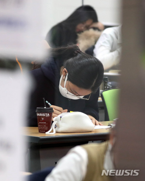 【포항=뉴시스】2018학년도 대학수학능력시험을 이틀 앞둔 21일 오후 수험생을 위한 전용 학습실이 마련된 경북 포항시 북구 포은중앙도서관에서 수험생들이 밤 늦은 시간까지 마지막 수능준비를 하고 있다.