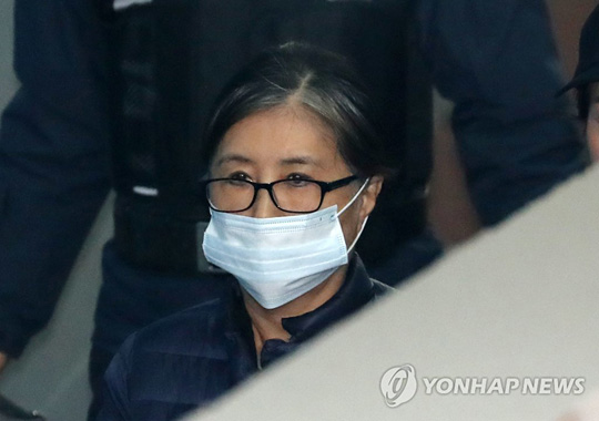 (서울=연합뉴스) 박근혜 정부 국정농단 사건의 주범 최순실 씨가 24일 오전 서초구 서울중앙지방법원에서 열린 국정농단 사건 관련 공판에 출석하기 위해 법정으로 향하고 있다.