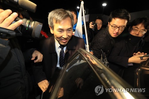 구속적부심에서 석방이 결정된 임관빈 전 국방부 정책실장이 25일 오전 경기 의왕시 서울구치소에서 나와 차량에 탑승하고 있다.