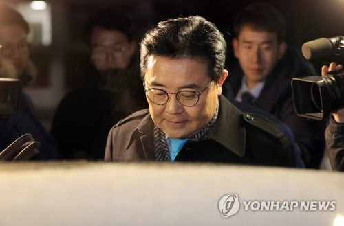 롯데홈쇼핑으로부터 3억여 원의 뇌물을 수수한 의혹 등 수억 원대 금품 비리 혐의로 구속영장이 청구된 전병헌 전 청와대 정무수석비서관이 25일 오전 영장이 기각된 직후 경기 의왕시 서울구치소를 나와 차량에 탑승하고 있다.