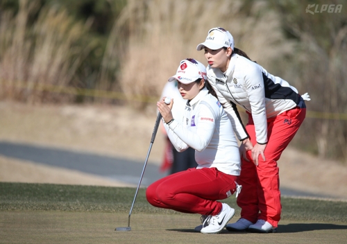 KLPGA 팀의 최혜진(왼쪽)과 김자영. [KLPGA 제공=연합뉴스]