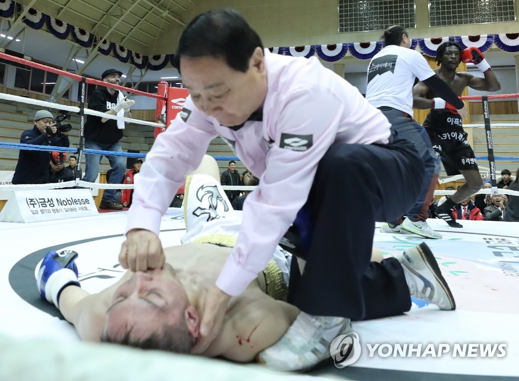 카메룬 출신 ‘난민 복서’ 이흑산 KO 승