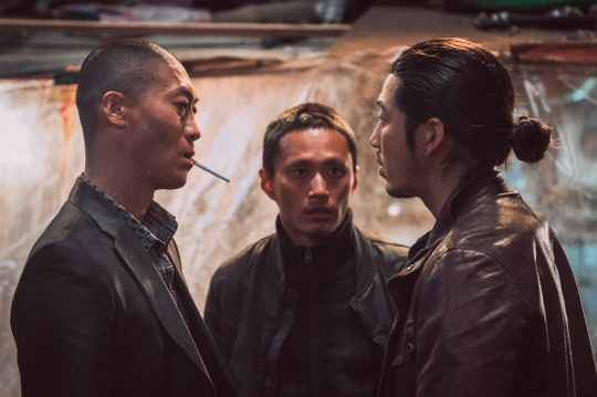 배우 진선규는 ‘범죄도시’에서 위성락(왼쪽) 역을 맡아 서슬 퍼런 연기를 선보였다.