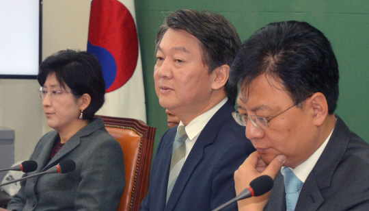 안철수(왼쪽) 국민의당 대표가 27일 오전 국회에서 열린 국민의당 최고위원회의에서 모두 발언을 하고 있다.  김낙중 기자