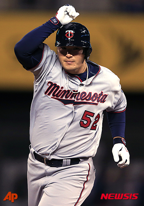 【서울=AP/뉴시스】 미네소타 트윈스와 계약 해지 후 넥센 히어로즈와 계약한 박병호.