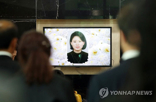 지난 10월 15일 오후 인천시 부평구 인천가족공원 세월호일반인희생자추모관에서 제를 올리며 마지막 인사를 하고 있는 세월호 희생자 이영숙씨 유족들 [연합뉴스 자료사진]