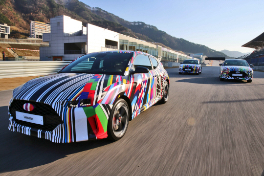 28일 강원 인제군 기린면 인제스피디움에서 현대자동차가 개최한 ‘신형 벨로스터 미디어 프리뷰’행사에서 공개된 신형 벨로스터가 위장용 래핑(보호막)을 두른 채 트랙을 달리고 있다.  현대자동차 제공