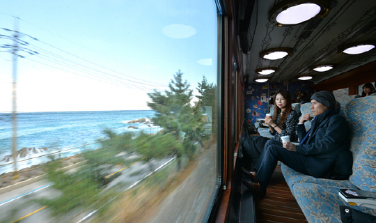 강원 강릉 정동진의 바다 열차. 차창 밖의 바다 풍경이 계절을 가리는 건 아니지만, 그래도 바다 열차는 훈훈하고 안락한 객실 안에서 차가운 바다를 내다볼 수 있는 겨울 운치가 최고다.