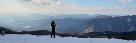 강원 횡성의 태기산 풍력발전 단지에서는 장쾌한 전망을 만날 수 있다. 태기산 풍력발전단지는 둔내역과 평창역 사이를 잇는 6번 국도변에 있다.