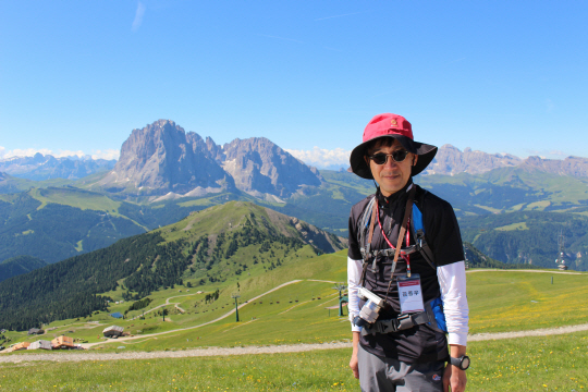 김종우 교수가 트레킹 명소인 이탈리아 돌로미티 산맥에서 포즈를 취하고 있다. 김 교수는 “자연과 호흡하면 자연의 에너지를 얻을 수 있다”며 화병 치료에 걷기 여행을 추천했다.  김종우 교수 제공