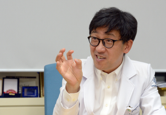 김종우 강동경희대병원 한방신경정신과 교수가 지난 21일 서울 강동구 상일동 강동경희대병원 사무실에서 화병이 생기는 이유와 치유 방법에 관해 설명하고 있다.  김호웅 기자 diverkim@