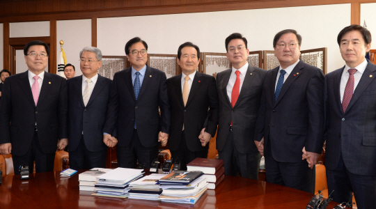 정세균(왼쪽 네 번째) 국회의장과 여야 3당 원내대표·정책위의장이 29일 오전 국회에서 2018년도 정부 예산안 처리를 위한 긴급 회동에 앞서 기념촬영을 하고 있다. 왼쪽부터 김광림 자유한국당 정책위의장, 김동철 국민의당 원내대표, 우원식 더불어민주당 원내대표, 정 의장, 정우택 한국당 원내대표, 김태년 민주당 정책위의장, 이용호 국민의당 정책위의장.