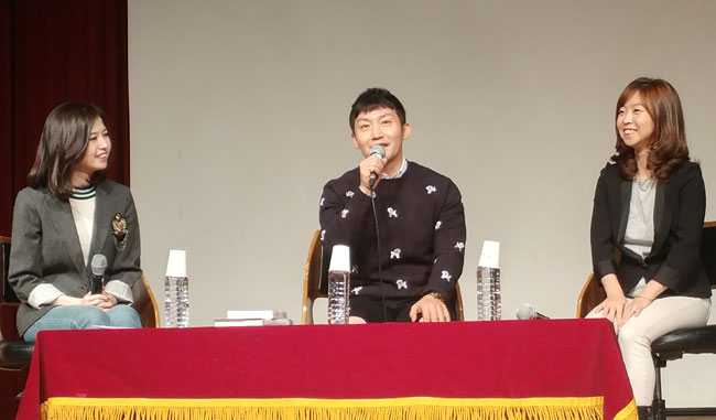 소해금 연주자로 탈북한 박성진(가운데) 씨와 ‘열한 살의 유서’ 저자 김은주(오른쪽) 씨가 지난 28일 서울 노원구 광운대에서 북한인권시민연합 주최로 열린 ‘통통 콘서트’에서 각자의 탈북 과정을 설명하고 있다.