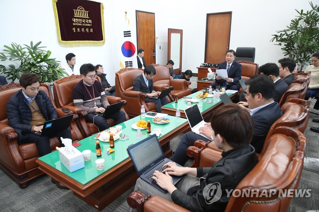 (서울=연합뉴스) 29일 오후 국회 정보위원회 더불어민주당 간사인 김병기 의원이 정보위원장실에서 명칭변경 및 조직개편 등에 관한 브리핑을 하고 있다.