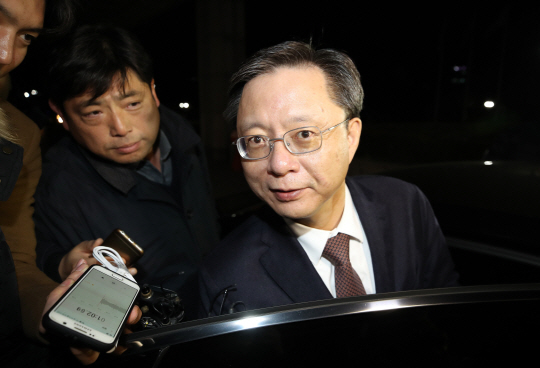 우병우 전 청와대 민정수석이 검찰 조사를 받고 30일 새벽 2시쯤 서울중앙지검을 나서고 있다. 연합뉴스