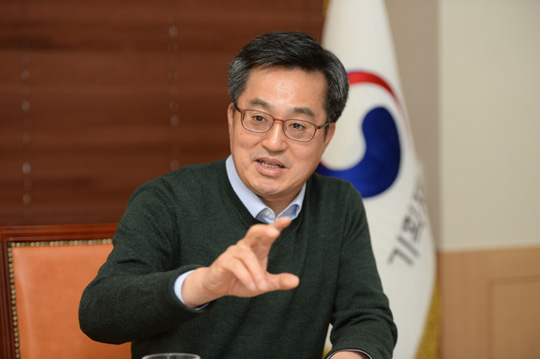 김동연 부총리 겸 기획재정부 장관은 지난 11월 24일 문화일보와의 인터뷰에서 “진보·보수의 이분법적 프레임에 동의하지 않는다”면서 “공직에 대한 나의 소신은 사회 변화에 기여하는 것”이라고 말했다.