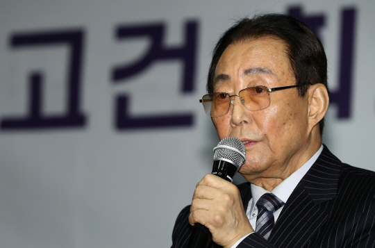 고건 전 국무총리가 11월 30일 오후 서울 종로구 세종문화회관에서 열린 ‘고건 회고록: 공인의 길’ 출간 관련 기자간담회에서 인사말을 하고 있다.  연합뉴스