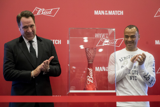 잉글랜드의 데이비드 시먼(왼쪽)과 브라질의 카푸가 1일 오전(한국시간) 러시아 모스크바 크렘린궁에서 2018 러시아월드컵 본선 경기 최우수선수(MOM)에게 주어지는 트로피를 공개하고 있다.  AP연합뉴스