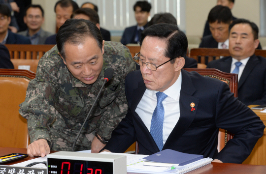 송영무(오른쪽) 국방부 장관이 1일 오전 국회 국방위원회 전체회의에 출석, 현안보고에 앞서 국방부 관계자와 대화하고 있다.