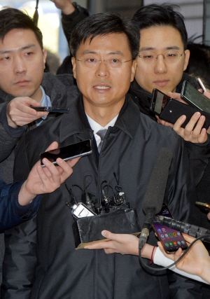 국가정보원의 불법 사찰에 관여한 혐의를 받는 최윤수 전 국정원 2차장이 1일 오전 구속영장 심사를 받기 위해 서초구 서울중앙지법 청사로 들어가며 취재진의 질문을 받고 있다.