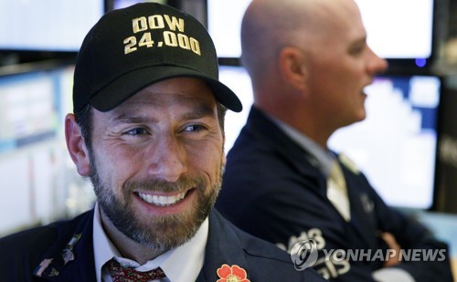 미 다우지수 24,000 돌파[EPA=연합뉴스]