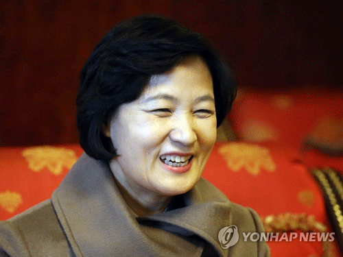 (베이징=연합뉴스) 추미애 더불어민주당 대표가 30일 오전 중국 베이징 서우두국제공항 귀빈실에서 영접을 나온 라오후이화 중국공산당 대외연락부 한반도 담당 부국장과 대화를 하고 있다.