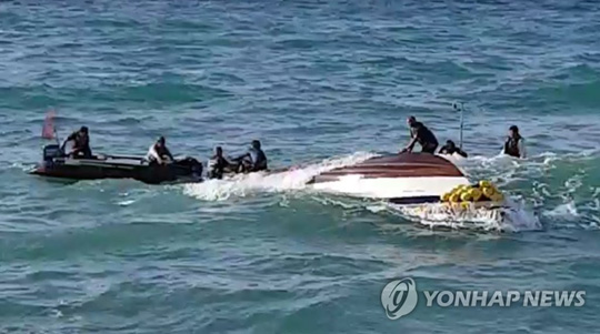 [연합뉴스 자료사진] 구조 나선 119구조대와 해경