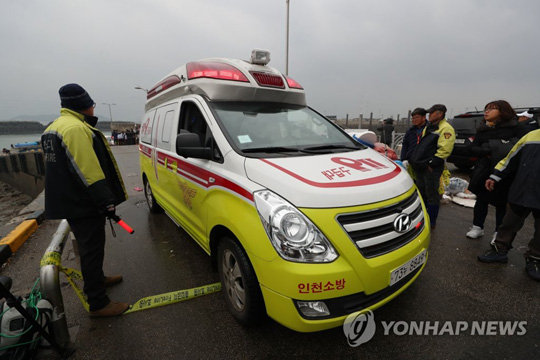 (인천=연합뉴스)  3일 오전 인천시 웅진군 영흥면 진두항에서 영흥대교 인근 해상에서 발생한 낚시배 전복 사고 구조자들을 119 구조대원들이 병원으로 이송하고 있다
