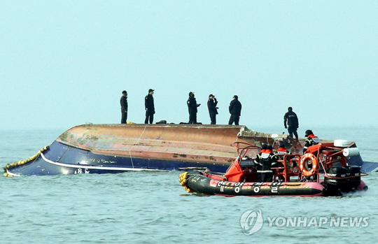 (인천=연합뉴스) 3일 오전 인천시 옹진군 영흥면 영흥대교 남방 2마일 해상에서 낚싯배가 급유선과 충돌해 전복됐으며, 사고 해상에서 해경 등 구조대원들이 구조작업을 하고 있다. 2017.12.3 [인천 옹진군 제공=연합뉴스]