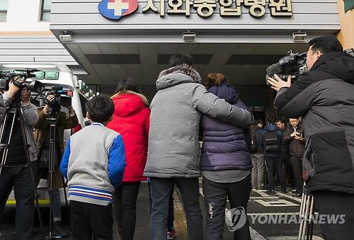 (시흥=연합뉴스) 영흥대교 인근 해상에서 낚싯배 전복 사고가 발생한 3일 오전 사고자 가족이 경기 시화병원으로 급히 들어가고 있다. 2017.12.3