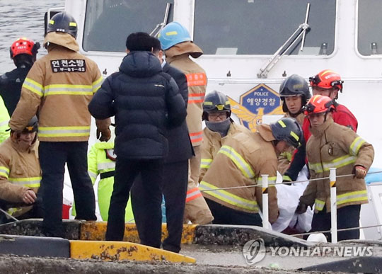 (인천=연합뉴스) 3일 오전 인천시 옹진군 영흥면 진두선착장에서 구조대원들이 영흥대교 인근 해상에서 발생한 낚싯배 전복사고 희생자들을 수습하고 있다. 2017.12.3