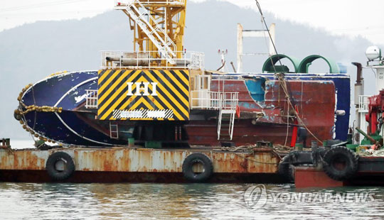 (인천=연합뉴스)  3일 오전 인천시 옹진군 영흥면 영흥대교 남방 2마일 해상에서 크레인 선박이 전복사고로 침몰한 낚싯배인 선창1호를 인양하고 있다. 충돌의 흔적인 듯 오른쪽 위의 배 바닥에 큰 구멍이 뚫려 있다. 2017.12.3