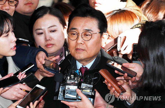(서울=연합뉴스) 롯데홈쇼핑·GS홈쇼핑 등으로부터 뇌물을 수수한 의혹 등을 받는 전병헌 전 청와대 정무수석비서관이 4일 오후 서울 서초동 중앙지검에 출석하고 있다.