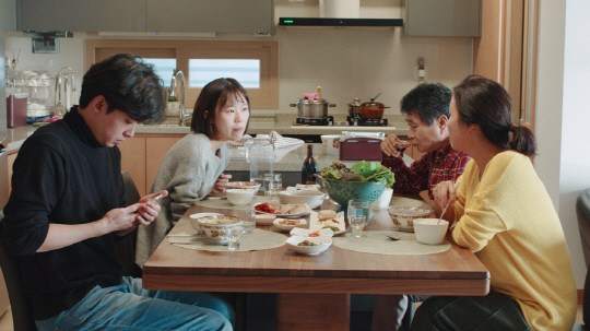 영화 ‘초행’은 관객에게 결혼의 의미와 가족관계에 대한 질문을 던진다.   인디플러그 제공