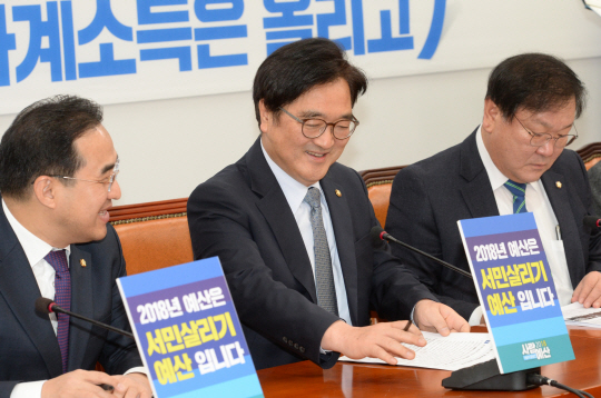 우원식 더불어민주당 원내대표가 5일 오전 국회에서 열린 원내대책회의에서 모두발언을 준비하고 있다.