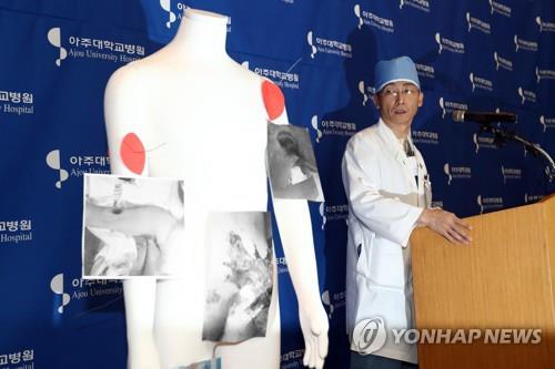 지난달 15일 오후 경기도 수원 아주대병원에서 이국종 교수가 총상을 입은 채 귀순한 북한군 병사의 수술결과 및 환자 상태에 대해 브리핑을 하고 있다. [연합뉴스 자료사진]