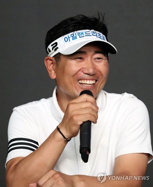 (서울=연합뉴스) 양용은이 21일 인천 송도 잭니클라우스골프클럽에서 열린 ‘제네시스 챔피언십’ 1라운드 경기 후 인터뷰하고 있다. 2017.9.21 [KPGA 제공=연합뉴스]