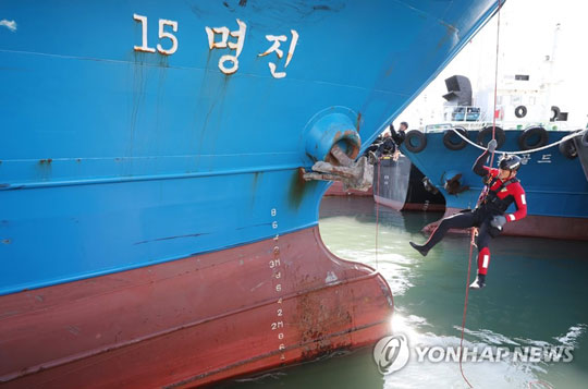 (인천=연합뉴스)  5일 오후 인천시 서구 북항 관공선부두에 정박한 급유선 명진15호에서 중부지방해양경찰청과 인천해양경찰서 관계자들이 현장감식을 하고 있다. 명진15호 선장 전모(37)씨와 갑판원 김모(46)씨는 3일 오전 6시 5분께 인천시 영흥도 남서방 1마일 해상에서 9.77t급 낚싯배 선창1호를 들이받아 낚시꾼 등 15명을 숨지게 한 혐의를 받고 있다. 2017.12.5