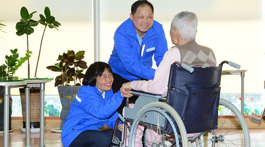 11월 29일 대전 중구 대종로 대전보건대학 이안요양원에서 요양보호사의 보조업무를 담당하고 있는 이윤미(왼쪽)·백관현(가운데) 부부가 노인환자의 말벗 역할을 하고 있다.