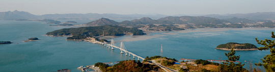 전남 완도의 신지도 상산 정상에서 내려다본 장보고대교. 다리 위쪽의 섬이 고금도이고 아래가 신지도다. 장보고대교가 개통하면서 섬을 징검다리처럼 딛고 완도에서 강진까지 가는 육로가 이어졌다.