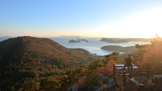 조약도의 삼문산 진달래공원 인근 전망대. 여기에 서면 푸른 바다 위로 점점이 떠 있는 그림 같은 섬을 발아래에 둘 수 있다.