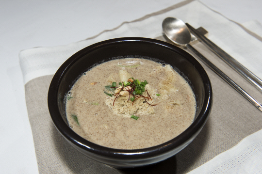 구수하면서도 따끈한 국물이 입맛을 사로잡는 들깨수제비. 들깨는 몸에도 좋은 식품이어서 겨울철 건강별미로 많이 권해진다.  김호웅 기자 diverkim@