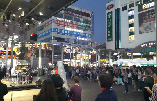 최근 부천역 광장에서 열렸던 공연 장면. 역 광장이 시민들을 위한 문화공간으로도 활용될 수 있다는 것을 알려주는 사례다.   김종대 제공