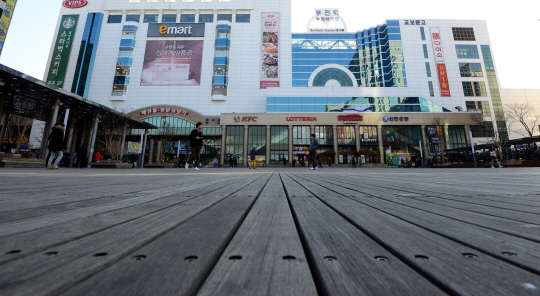 돌이 깔려 있는 일반적인 전철역 광장과 달리 마루처럼 원목으로 조성된 경기 부천역 광장. 자동차와 노점상이 사라진 대신 주말이면 공연이 열리는 시민들의 휴식 공간으로 자리 잡았다.   김선규 기자 ufokim@