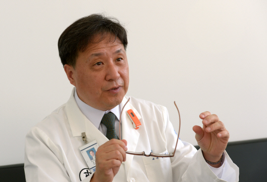 윤정희 서울대 동물병원장이 지난달 24일 서울 관악구 서울대 동물병원에서 반려동물 전용 중증외상센터의 필요성을 역설하고 있다.  김호웅 기자